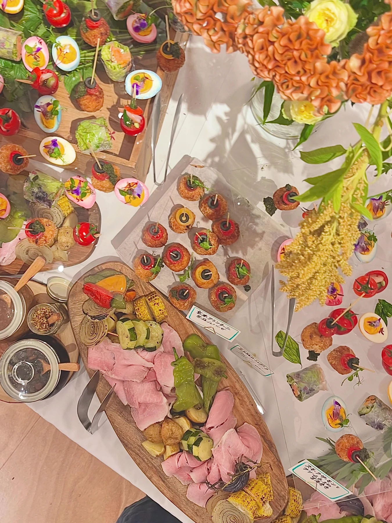 周年イベントの、彩り豊かな料理と花のあるケータリング